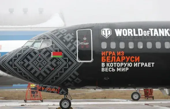 Самалёт авіякампаніі "Белавія" Boeing 737-300 пад брэндам World Of Tanks у Нацыянальным аэрапорце Мінска, Беларусь, 12 снежня 2018 года /Tatyana Zenkovich
