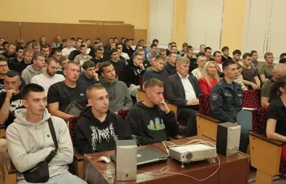 Сход у ваенкамаце ў Жлобіне
