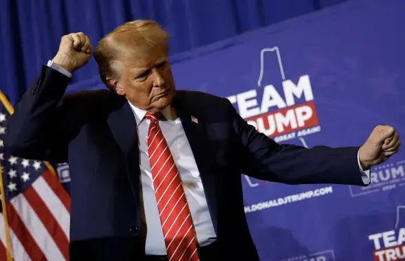 Дональд Трамп танцуе на мітынгу, 2024 год
