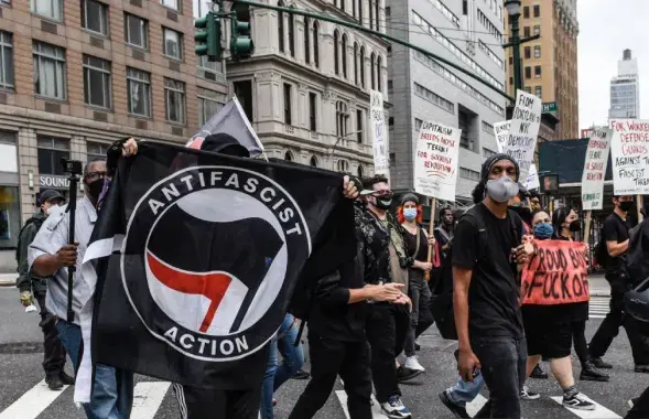 Участники движения "Антифа"
