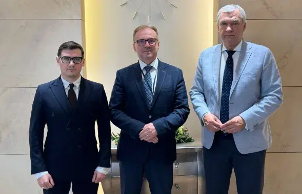 Арцём Брухан, Адам Халацінскі, Павел Латушка падчас сустрэчы
