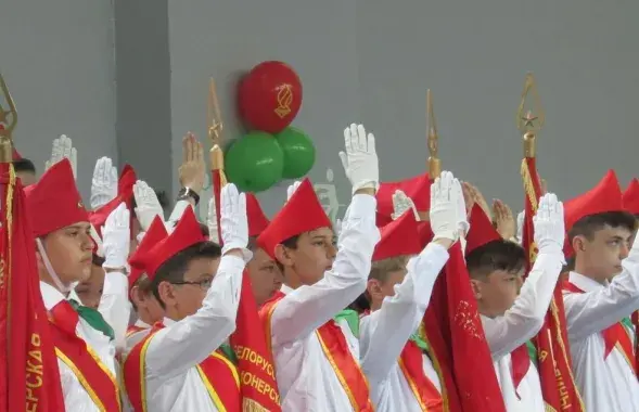 Школьнікаў пагрозамі змушаюць уступаць у піянерскую арганізацыю
