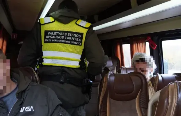 Памежнік правярае дакументы ў аўтобусе
