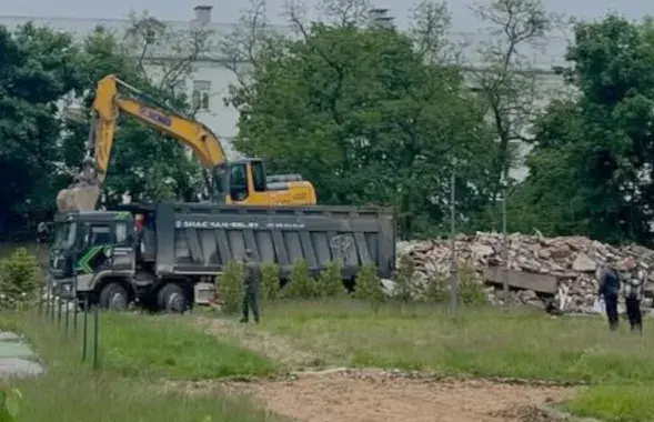 Тэрыторыю старажытных Залатагорскіх могілак, дзе хацелі зрабіць парк, аддалі пад сакрэтны будынак
