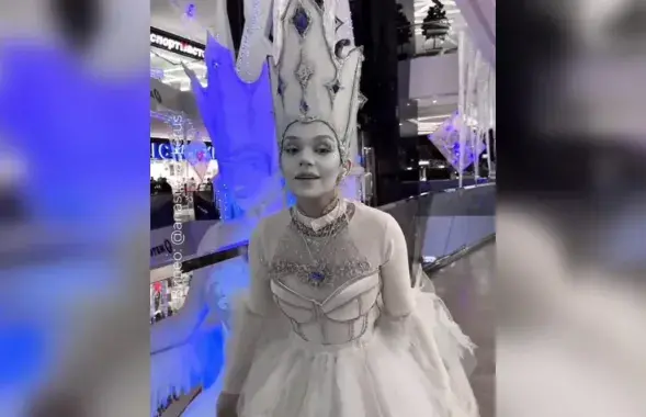 Живая Снежная Королева рядом с инсталляцией
