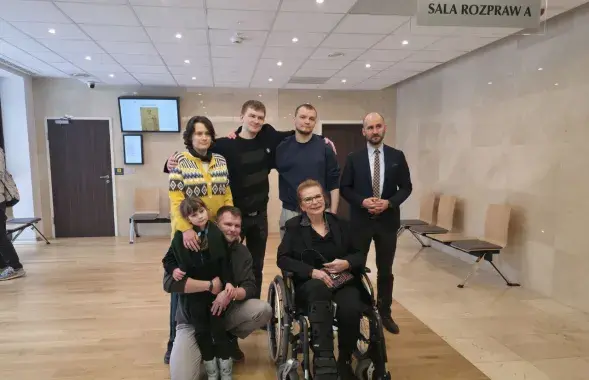 Алесь Папкович (стоит второй слева) с близкими после суда

