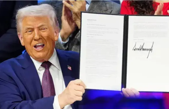 Трамп з падпісаным статутам Рады міру
