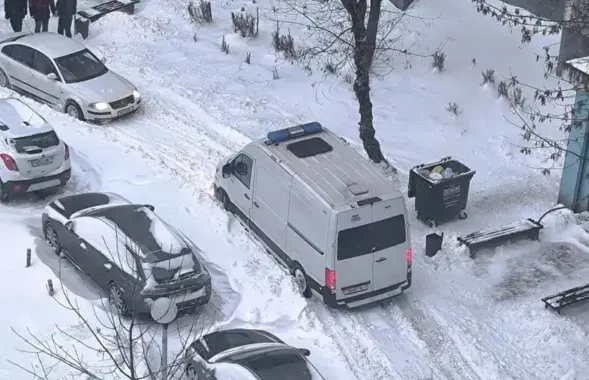 Двор, где нашли труп мужчины
