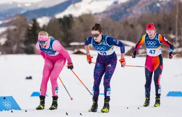 Ганна Каралёва (злева) на скіятлоне на Алімпіядзе-2026
