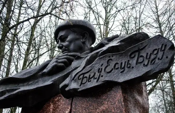 Памятник Владимиру Короткевичу в Витебске

