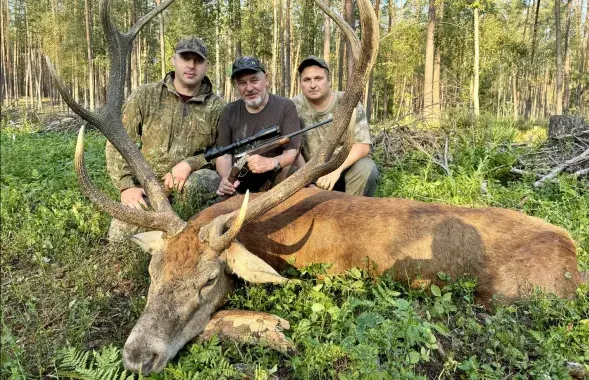 Паляўнічыя з забітым аленем
