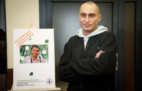 Вячаслаў Лазараў пасля вызвалення са сваім партрэтам
