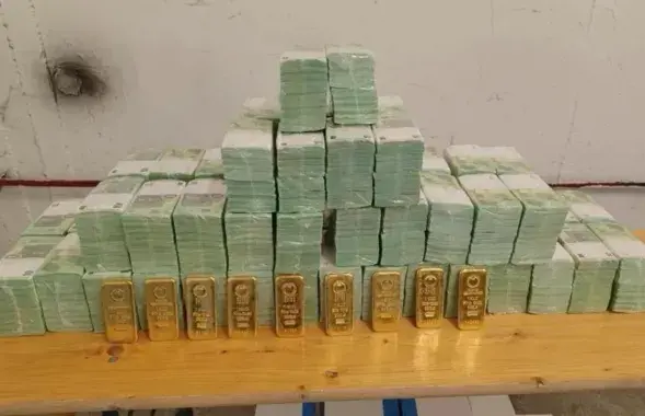 Грошы і золата, канфіскаваныя ў інкасатараў "Ашчадбанка"
