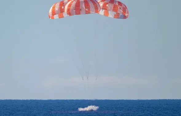 Касмічны карабель NASA "Арыён" з чатырма астранаўтамі на борце паспяхова прывадніўся ў Ціхім акіяне
