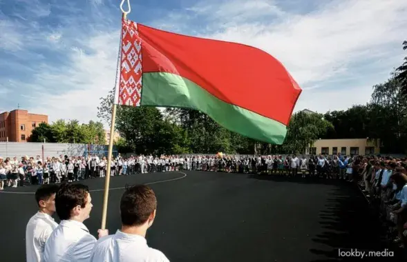 Збор моладзі на школьнай пляцоўцы
