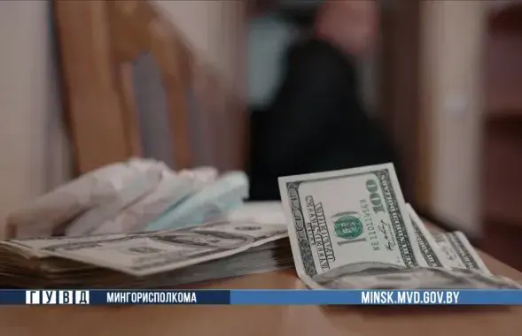 Кадры аператыўнай хронікі аб затрыманні кур’ераў аферыстаў
