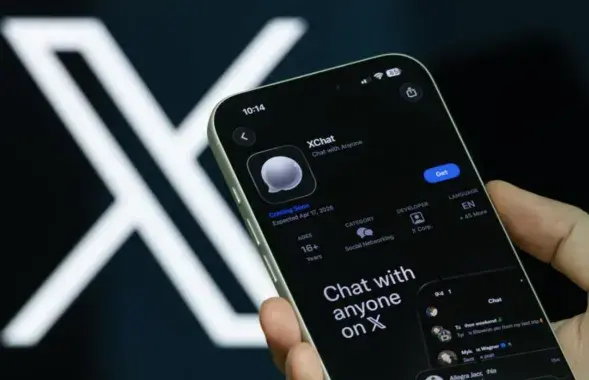 Інтэрфейс XChat на фоне лагатыпа кампаніі X
