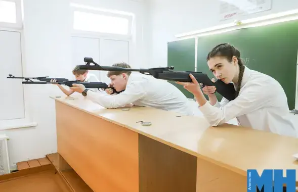 Школьнікі са зброяй
