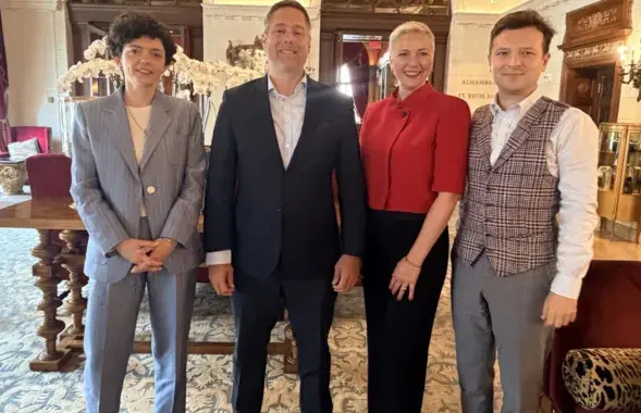 Намеснік памочніка дзяржсакратара ЗША Крыс Сміт (у цэнтры) з Марыяй Калеснікавай, Таццянай Хоміч і Антонам Раднянковым&nbsp;
