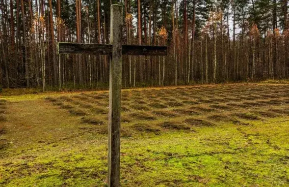 Могілкі каля Хадасовічаў выглядаюць цяпер так
