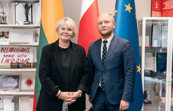 Дзяніс Кучынскі і кіраўніца Міжнароднага гуманітарнага фонду Берыт Ліндэман
