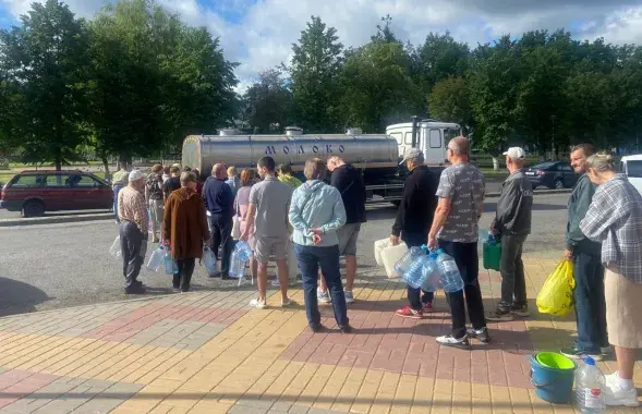 Жлобінцы ў чарзе па ваду
