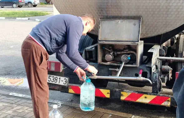Машына з вадой каля крамы "Тры жаданні" ў Жлобіне
