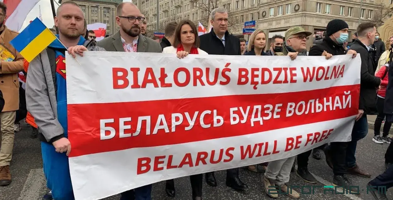 Святлана Ціханоўская, Павел Латушка і Аліна Коўшык у цэнтры з плакатам “Беларусь будзе вольнай” / Еўрарадыё
