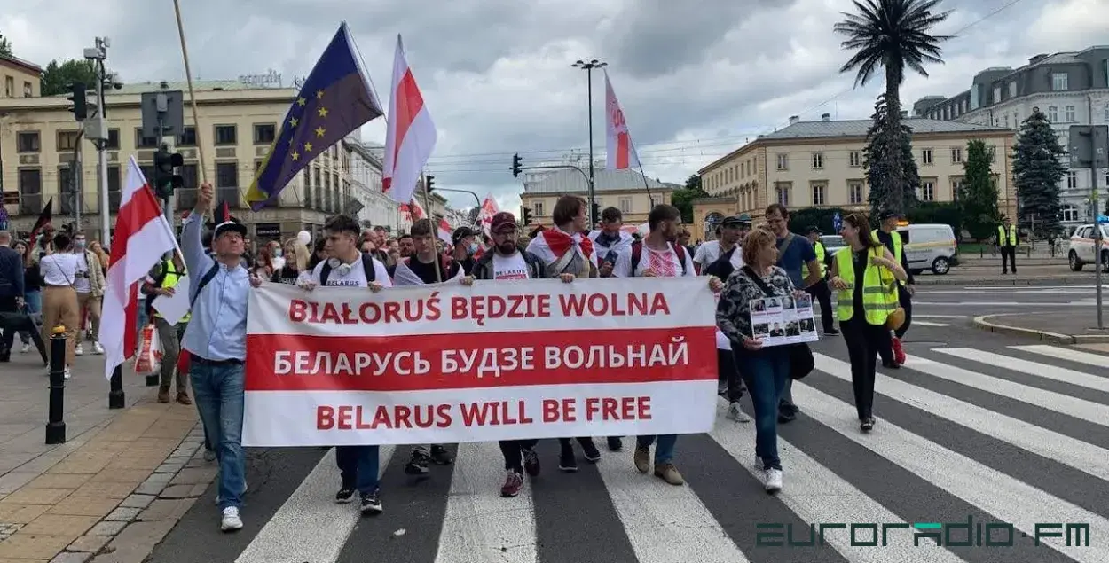 Акция белорусов в Варшаве / Еврорадио

