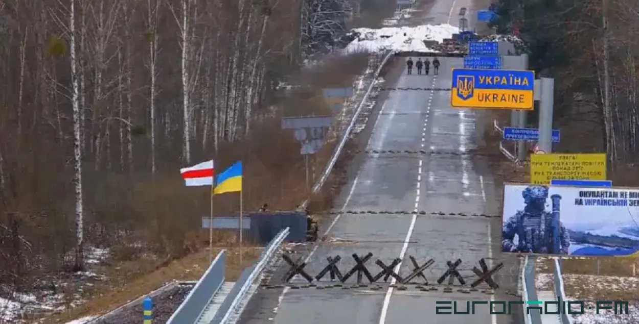 Белорусский национальный и украинский флаги на границе с РБ. Зима 2023-го / Скриншот видео
