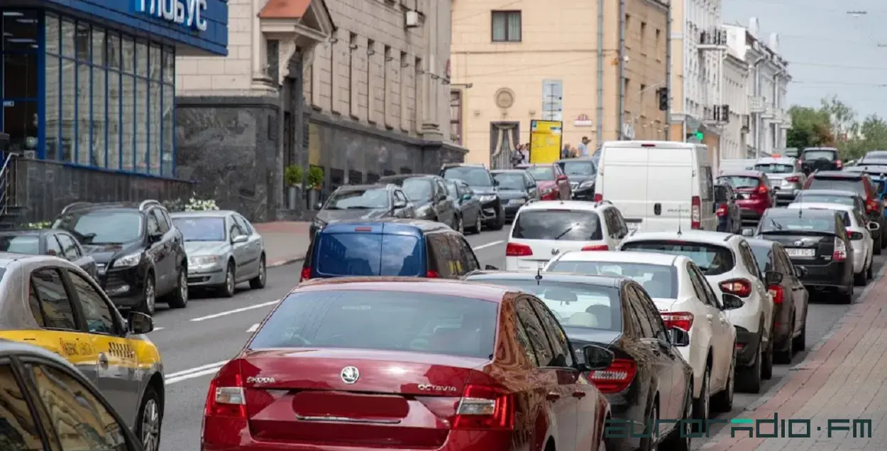 Аўтамабілі ў цэнтры беларускай сталіцы / З архіву Еўрарадыё
