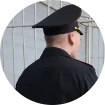 Былы канваір тлумачыць, калі абвінавачанага могуць прывесці ў суд на ланцугу