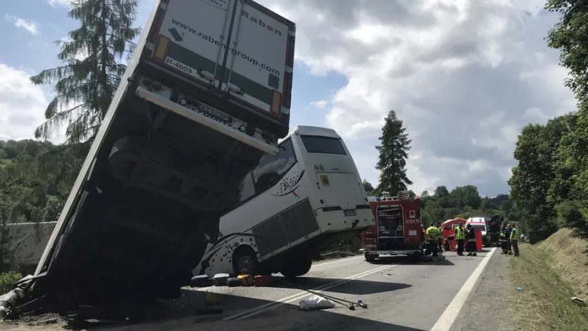 У Польшчы школьны аўтобус трапіў пад фуру, пацярпела больш за 40 дзяцей