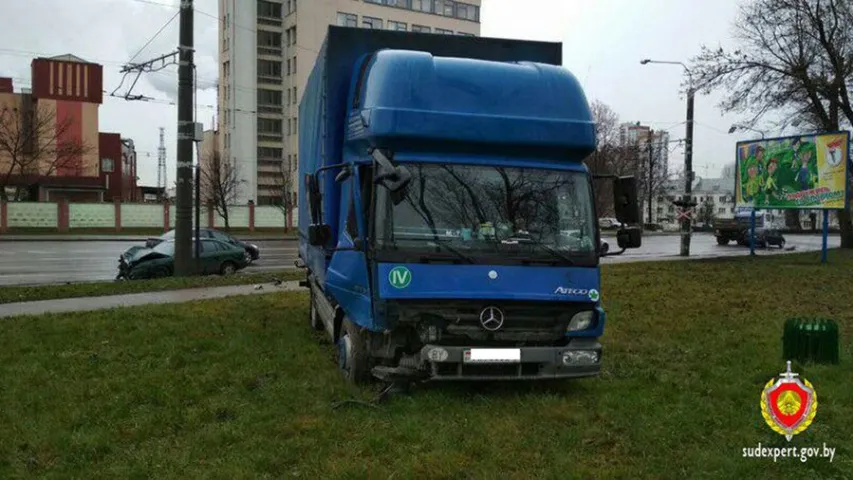 У Мінску грузавік выехаў на сустрэчную паласу і сутыкнуўся з легкавіком (фота)