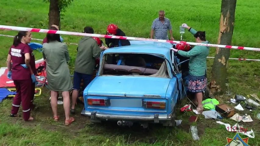Пад Брэстам ВАЗ сутыкнуўся з дрэвам, жанчына-кіроўца была заблакавана ў салоне