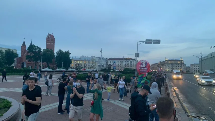 Жывыя ланцугі пасля "Пікета салідарнасці" дацягнуліся да плошчы Незалежнасці