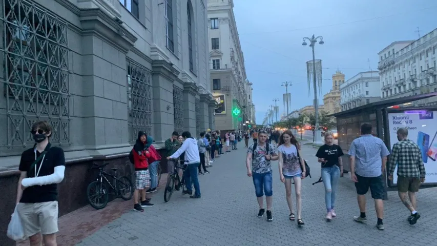 Жывыя ланцугі пасля "Пікета салідарнасці" дацягнуліся да плошчы Незалежнасці