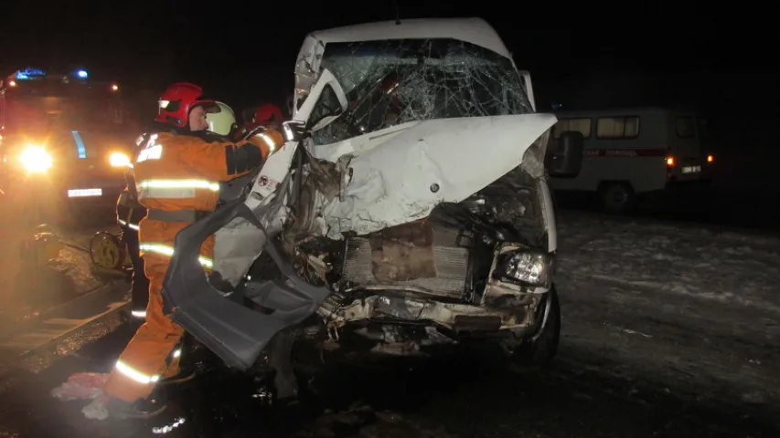 З'явіліся здымкі з месца ДТЗ, у якое пад Стоўбцамі трапіла маршрутка з дзецьмі
