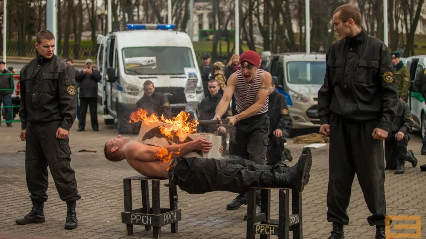 На выставе ў Мінску міліцыя раструшчыла двух "чалавек" (фота)