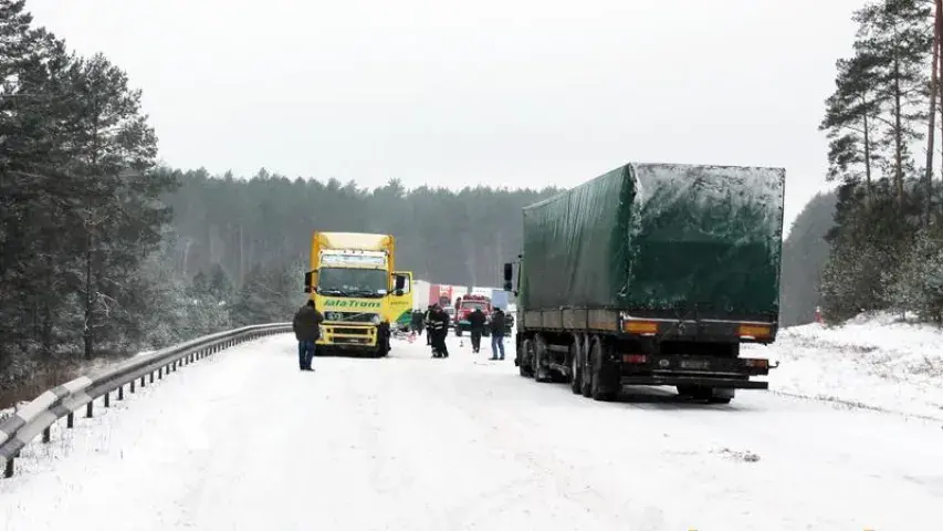 Пад Слонімам легкавік трапіў пад фуру, загінулі два чалавекі