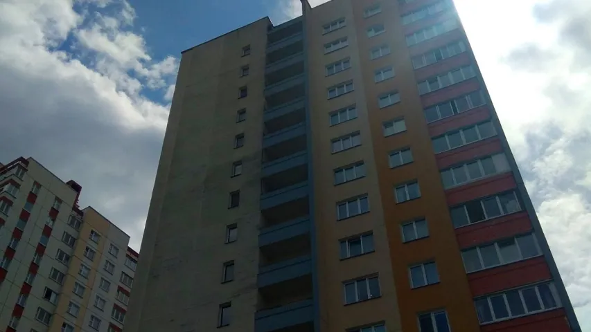 Міліцыя і медыкі гадзіну адгаворвалі мінчука, які хацеў саскочыць з даху