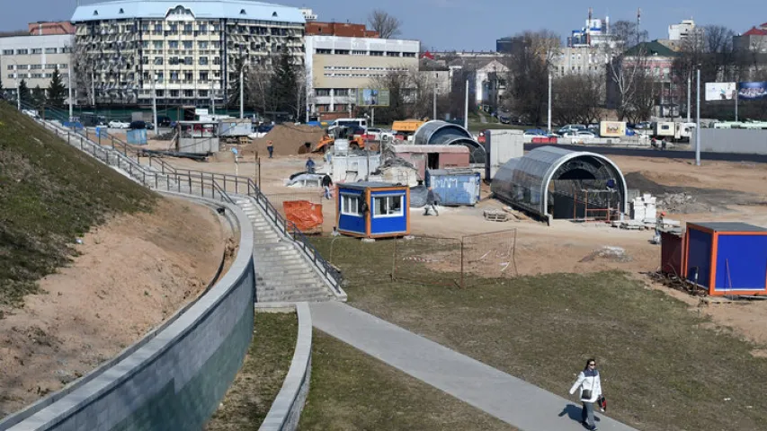 Вакол новых станцыяў метро здымаюць будаўнічыя агароджы — што там?