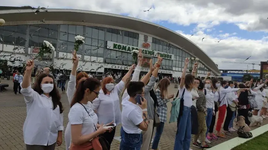 Каля Камароўкі выйшлі на акцыю 250 жанчын у белай вопратцы