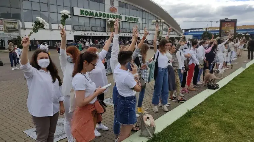 Каля Камароўкі выйшлі на акцыю 250 жанчын у белай вопратцы