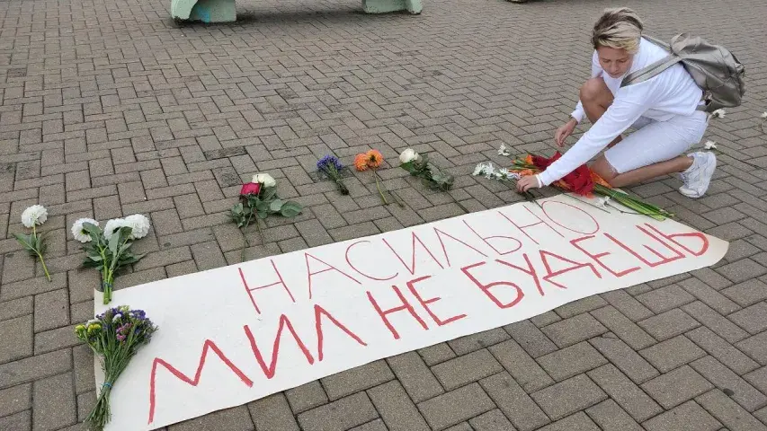 Каля Камароўкі выйшлі на акцыю 250 жанчын у белай вопратцы