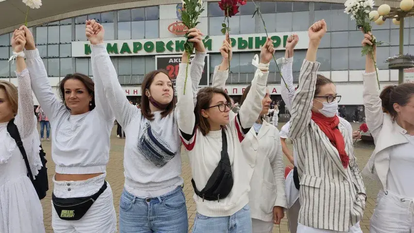 Каля Камароўкі выйшлі на акцыю 250 жанчын у белай вопратцы